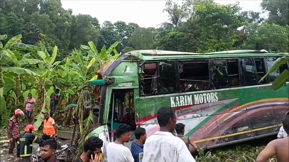 গোপালগঞ্জের মুকসুদপুরে যাত্রীবাহী বাস খাদে পড়ে ৩ জন নিহত