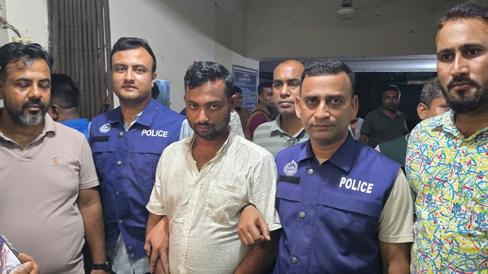 পিরোজপুরে বিদেশি পিস্তল, গুলি ও মাদকসহ যুবক আটক