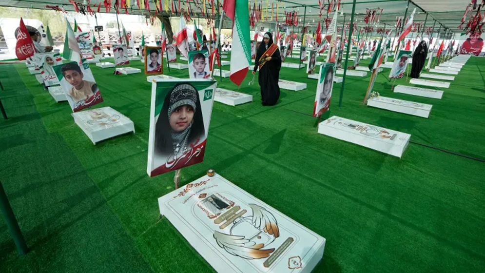 যুক্তরাষ্ট্র-ইসরায়েল হামলায় মিনাবে নিহত শিক্ষার্থীদের শোক বয়ে বেড়াচ্ছেন ইরানিরা