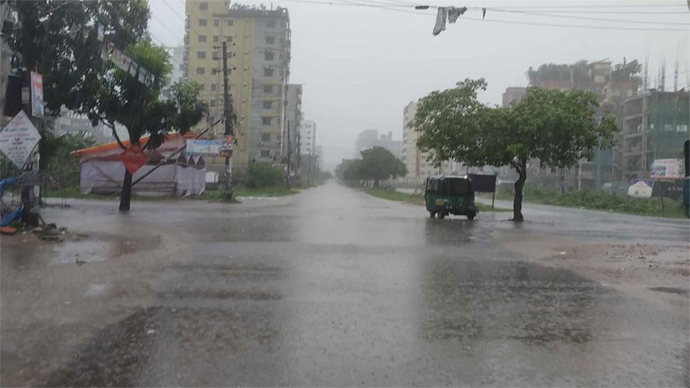 ঝুম বৃষ্টিতে ভিজলো রাজধানী