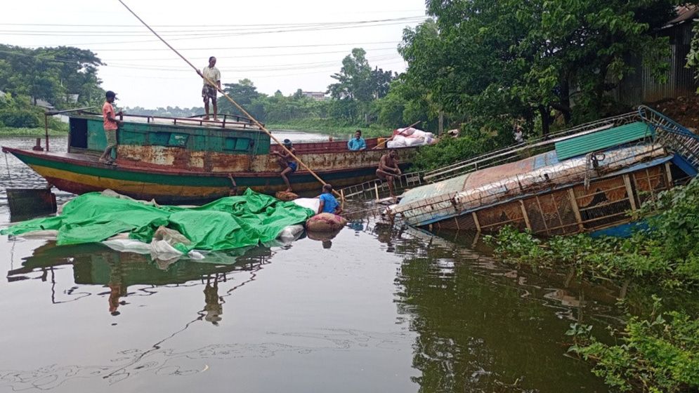 আখাউড়ায় তিতাস নদীতে ডুবল দেড় কোটি টাকার পণ্য বোঝাই নৌকা