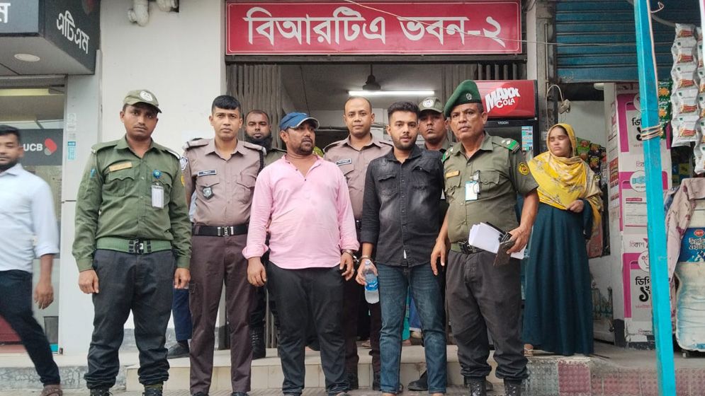 উত্তরা বিআরটিএতে দালালবিরোধী অভিযান, আটক ৩