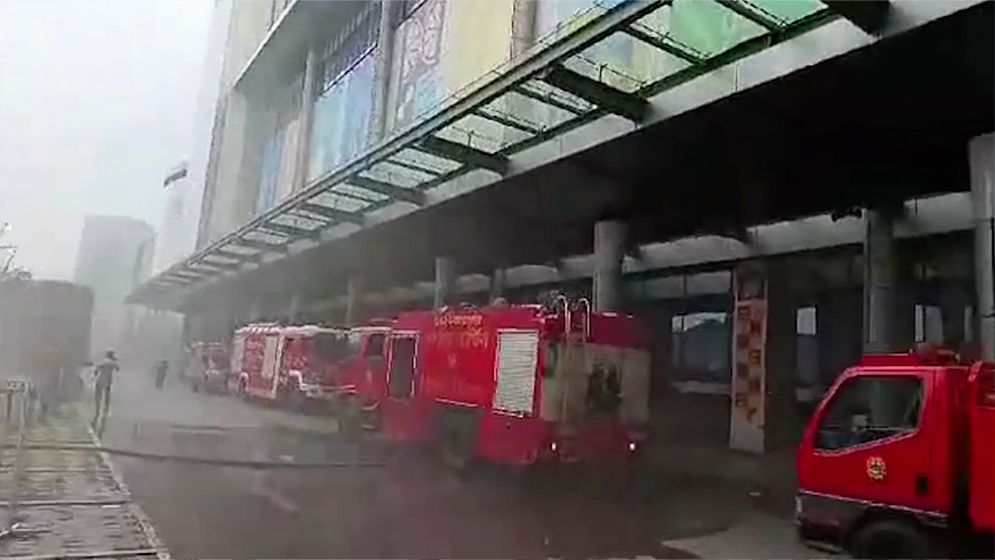 রাজধানীর বিমানবন্দর এলাকার সেন্টার পয়েন্ট শপিং মলের ফুডকোর্টে আগুন