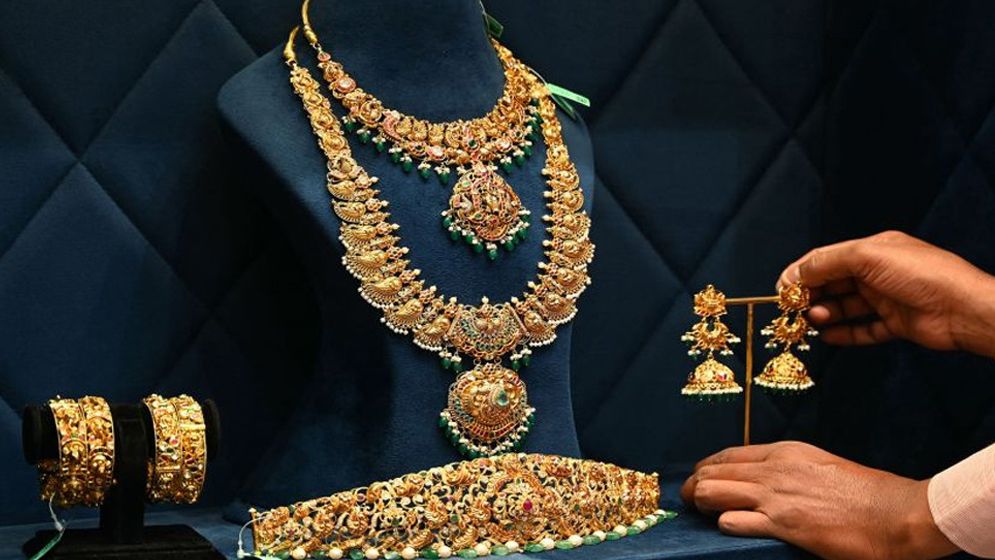 স্বর্ণের দাম আরও কমলো