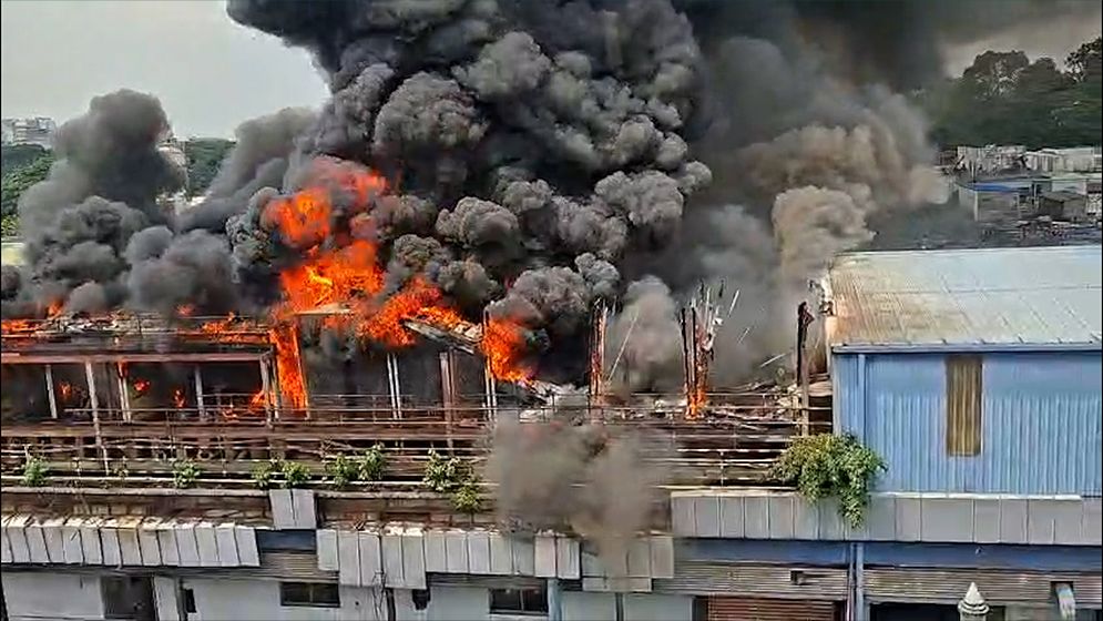 মহাখালী রেলগেটে পরিত্যক্ত ভবনের ছাদে আগুন, ৩ ইউনিটের চেষ্টায় নিয়ন্ত্রণে