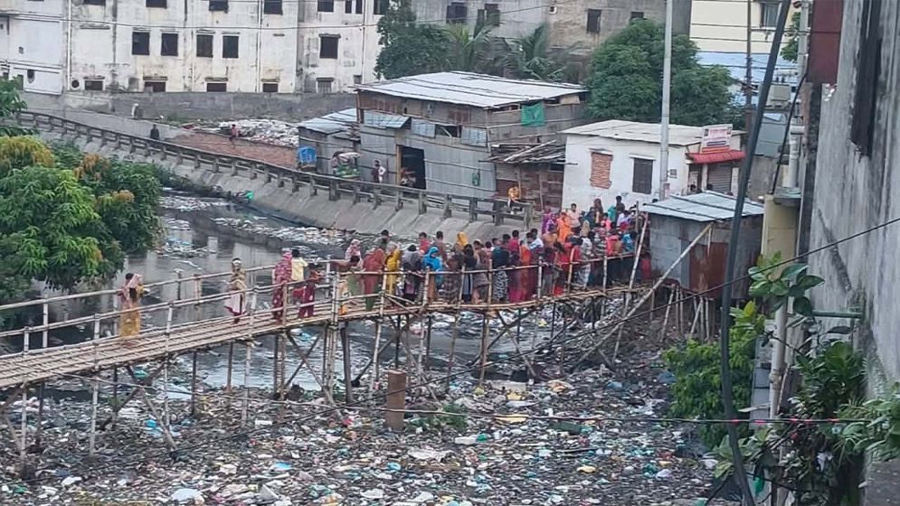 রাজধানীর আদাবরের একটি খাল থেকে অজ্ঞাত নারীর খণ্ডিত দেহাংশ উদ্ধার