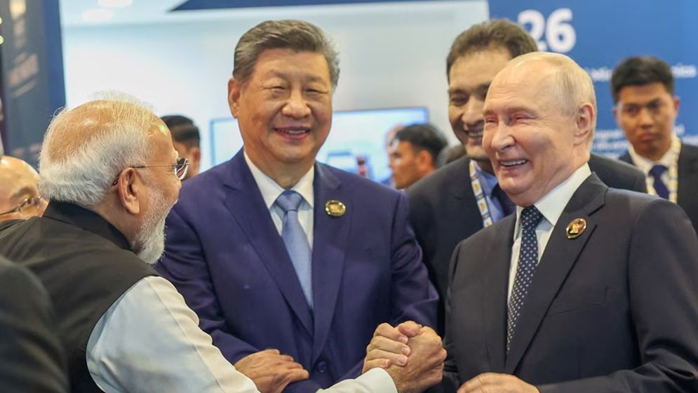 ব্রিকস সম্মেলনে মোদি-শি-পুতিনের বন্ধুত্ব, পশ্চিমাদের কী বার্তা দিল গ্রুপ ছবি?