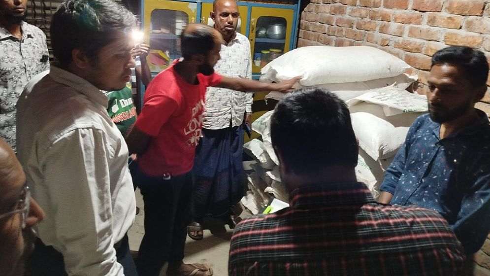 পঞ্চগড়ে পৃথক অভিযানে ৫৮ বস্তা সার জব্দ, ভ্যানচালক ও ব্যবসায়ীকে জরিমানা
