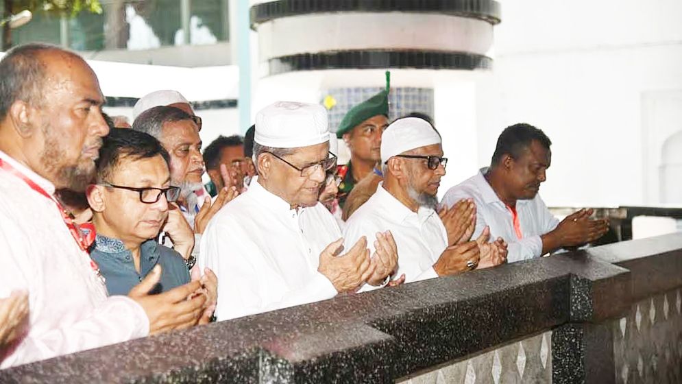 সিলেটে মাজার জিয়ারত রাষ্ট্রপতির, বিকেলে যোগ দেবেন নাগরিক সংবর্ধনায়