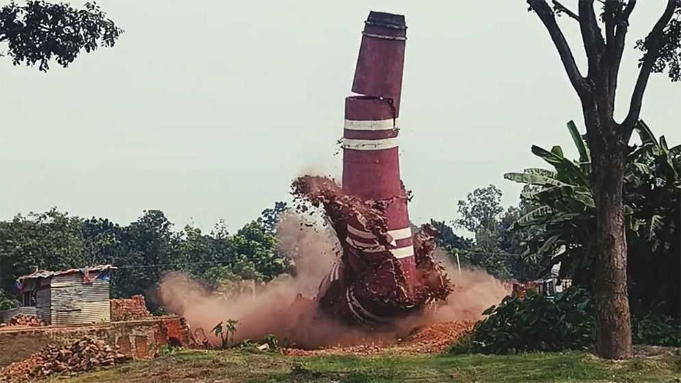 জামালপুরে অবৈধ ইটভাটায় অভিযান, চিমনি গুঁড়িয়ে দিলো প্রশাসন
