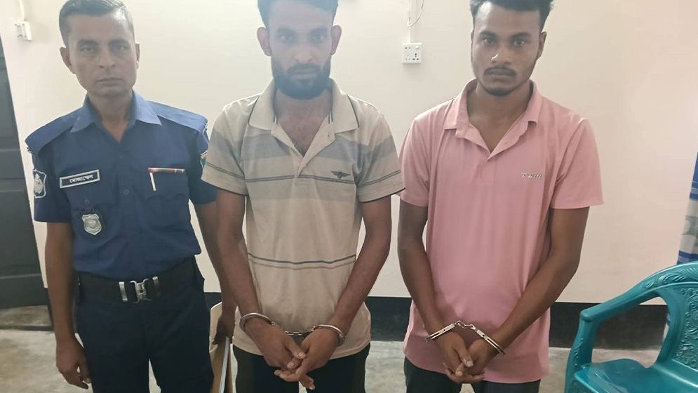 ঝিনাইদহে প্রবাসীর বাড়িতে চুরি, আড়াই ভরি স্বর্ণসহ আটক ২