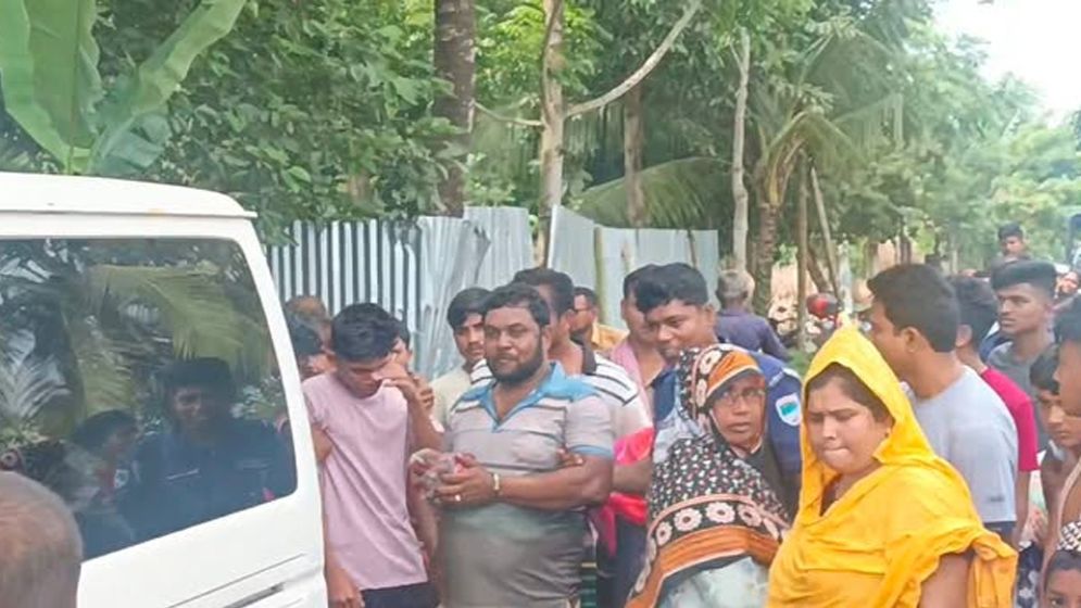 সাতক্ষীরায় বিসিআইসি ডিলারের নকল কীটনাশক তৈরির কারখানায় র‍্যাবের অভিযান