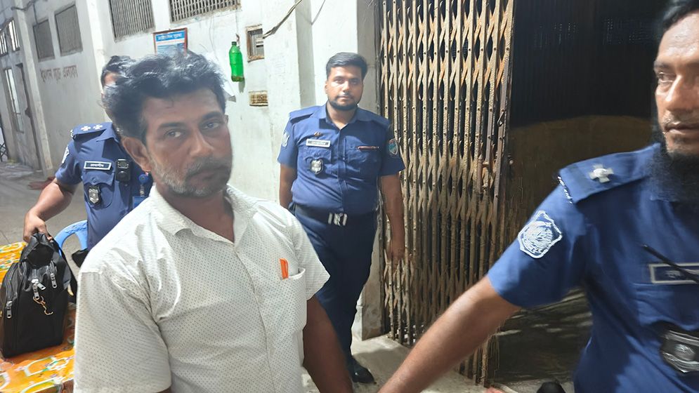 যশোরে এজলাস থেকে মামলার নথি চুরির অভিযোগে শিক্ষানবিশ আইনজীবী আটক