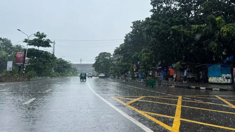 বৃষ্টিতে ভিজলো রাজধানী, তাপমাত্রায় মিলেছে স্বস্তি