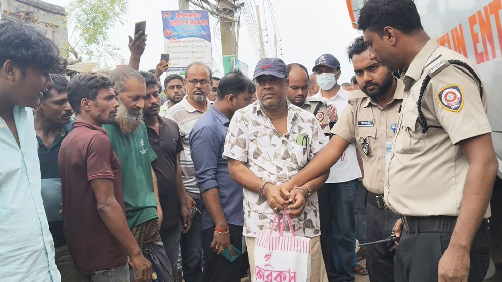চুয়াডাঙ্গায় যাত্রীবাহী বাসে ইয়াবাসহ আওয়ামী লীগ নেতা আটক