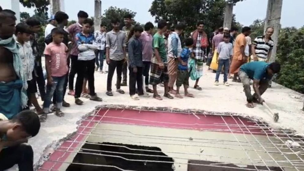 পাবনায় শিশু-শিক্ষার্থী ধর্ষণে অভিযুক্ত মোস্তফার বাড়িতে ফের জনতার ভাঙচুর