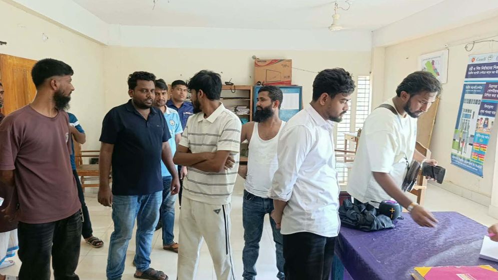 সাজেকে নিষিদ্ধ সংগঠনের পক্ষে স্লোগান, ৬ পর্যটক আটক