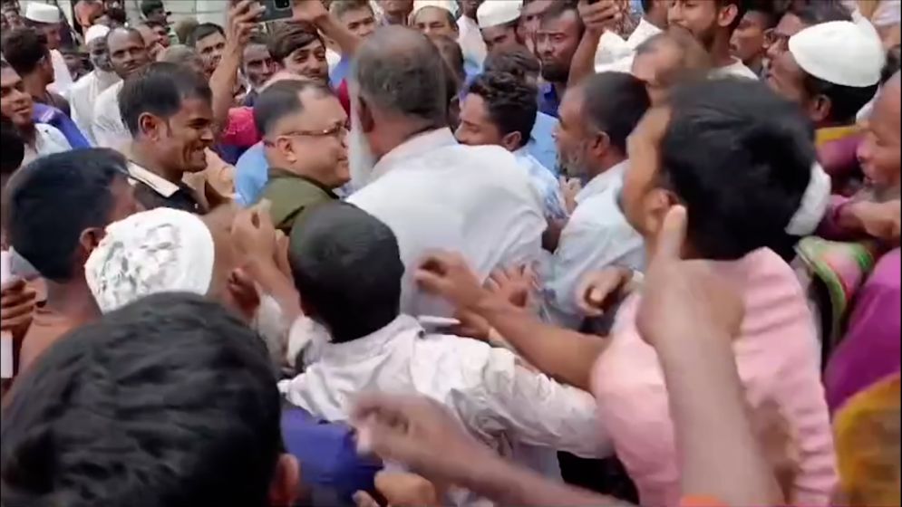 কুড়িগ্রামে লাইনে দাঁড়িয়ে সার না পেয়ে মহাসড়ক অবরোধ কৃষকদের
