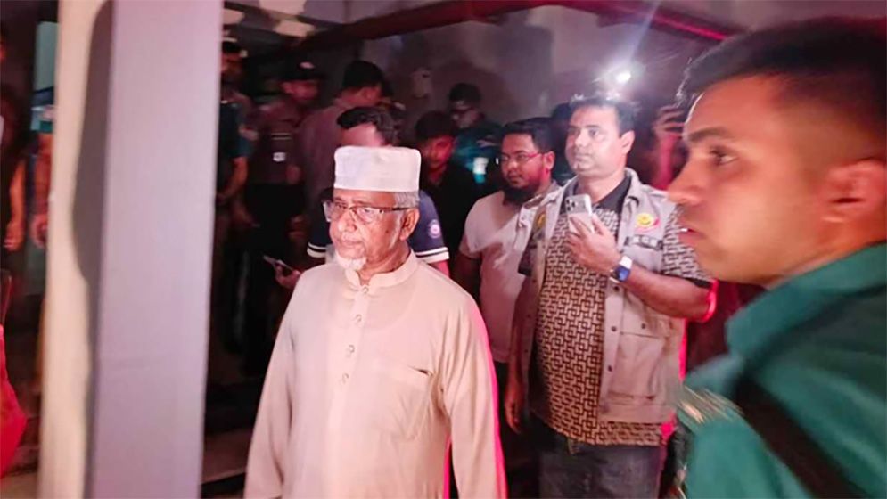 জিজ্ঞাসাবাদের জন্য প্রথম স্ত্রীসহ থানায় গাজী নজরুল