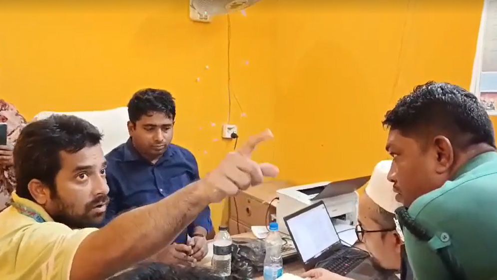 চট্টগ্রামে ২ লাখ টাকা ঘুষসহ সাব-রেজিস্ট্রার ও দুই সহযোগী আটক