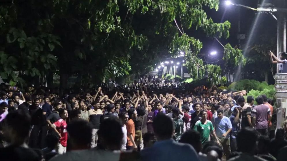ভিসি পরিবর্তনের প্রতিবাদে রাতে চুয়েট শিক্ষার্থীদের বিক্ষোভ