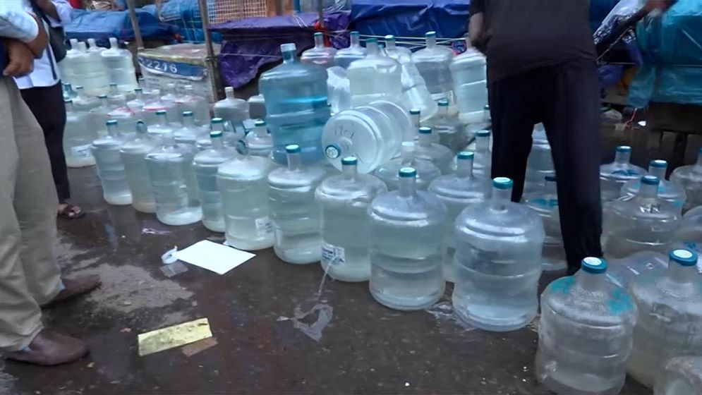 রাজধানীর নিউমার্কেট এলাকায় অপরিশোধিত, দূষিত ও নিম্নমানের পানির বিরুদ্ধে অভিযান