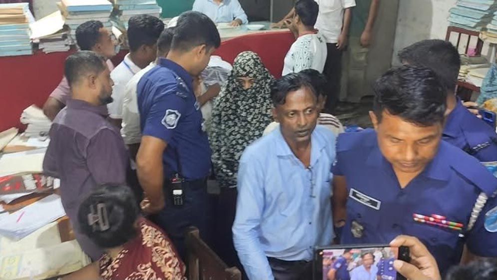 শরীয়তপুরের নড়িয়ায় জাল দলিল দিয়ে জমি বিক্রির সময় নারীসহ আটক ৩