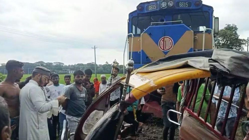 যশোরে ট্রেনের ধাক্কায় ইজিবাইকের চালকসহ নিহত ২