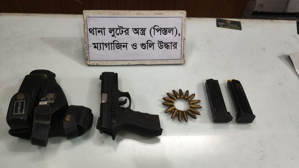 কুষ্টিয়ায় শয়নকক্ষের মেঝে খুঁড়ে মিললো থানা লুটের অস্ত্র