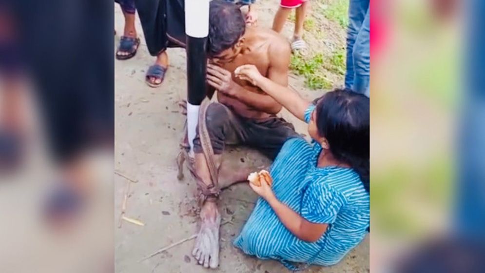 খুঁটির সঙ্গে বাঁধা বাবা, রুটি-চা নিয়ে ছুটে এল ছোট্ট মেয়ে