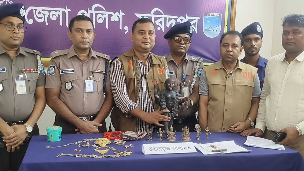 ফরিদপুরে কালীবাড়ি মন্দিরের কষ্টিপাথরের মূর্তি উদ্ধার, গ্রেফতার ৪