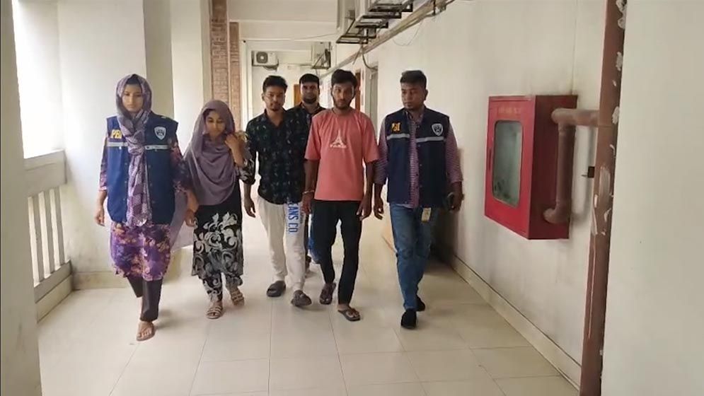 কাজের প্রলোভনে অনলাইন প্রতারণা, কম্বোডিয়ান চক্রের ৩ সদস্য গ্রেফতার