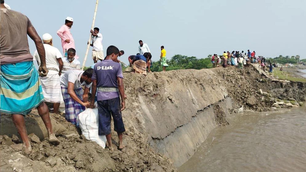 সাতক্ষীরার আশাশুনিতে বেড়িবাঁধ রক্ষায় স্বেচ্ছাশ্রমে কাজ করছেন গ্রামবাসীরা