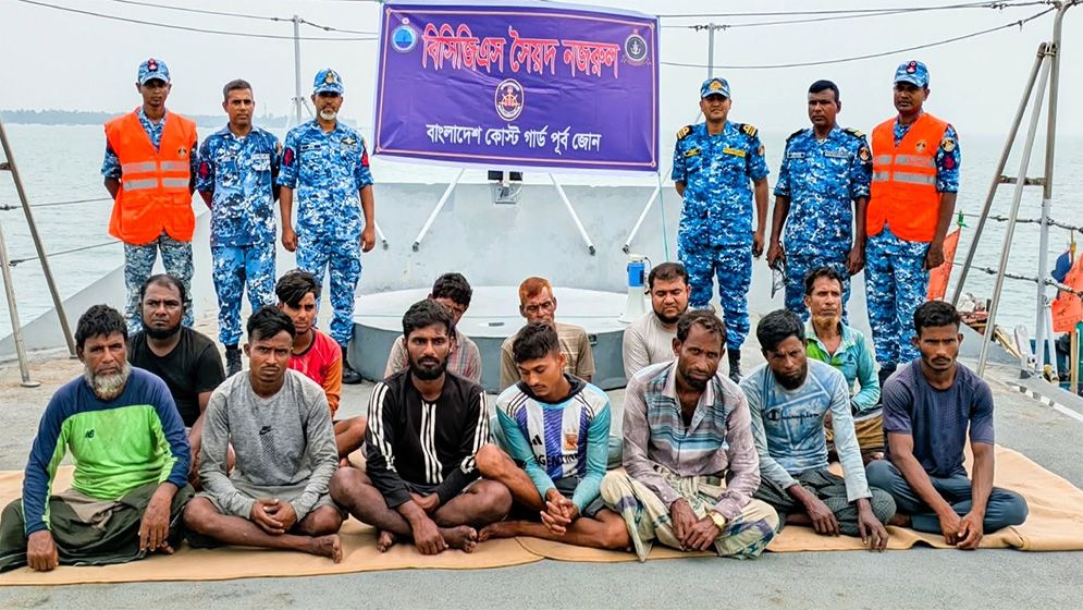 সমুদ্রে ভাসতে থাকা ফিশিং বোটসহ ১৩ জেলেকে উদ্ধার