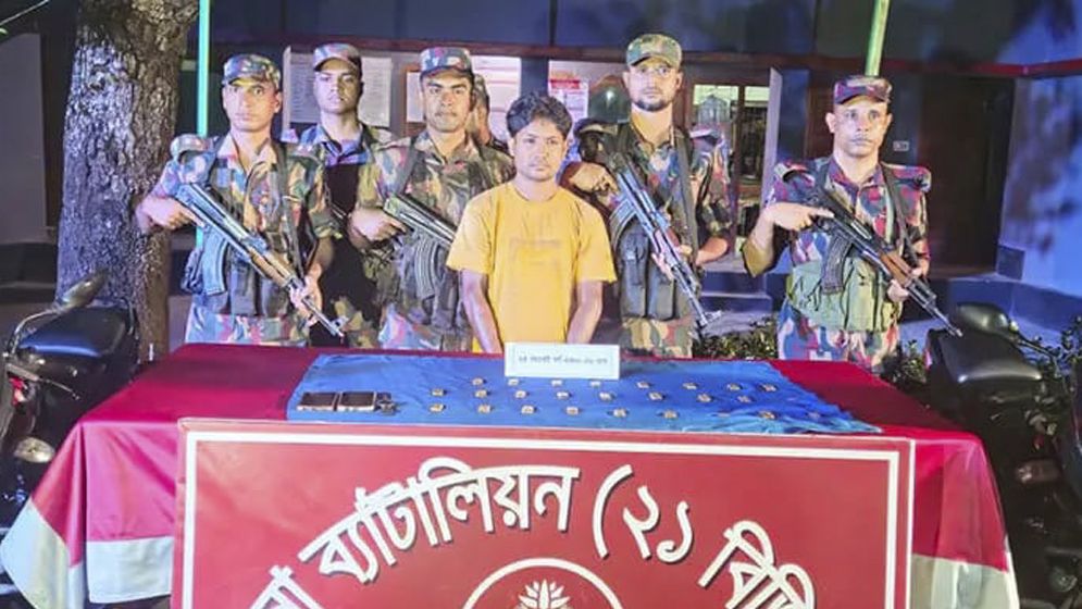 যশোরের শার্শায় দুই মোটরসাইকেল থেকে ২৬ স্বর্ণের বার উদ্ধার, আটক ১