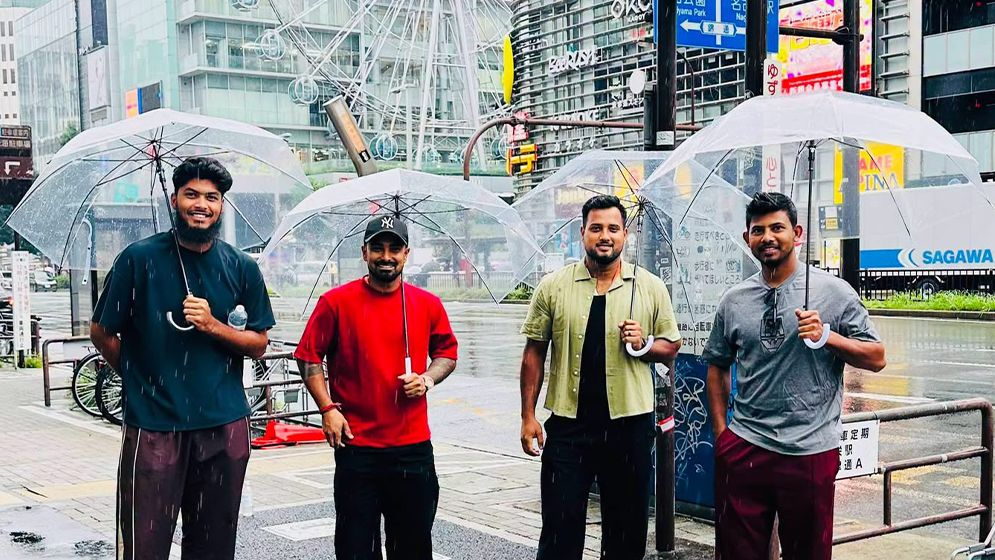 রিশাদ-লিটনের হাতে জাপানের 'ভিনাইল আমব্রেলা', কেন এত জনপ্রিয় এই ছাতা?