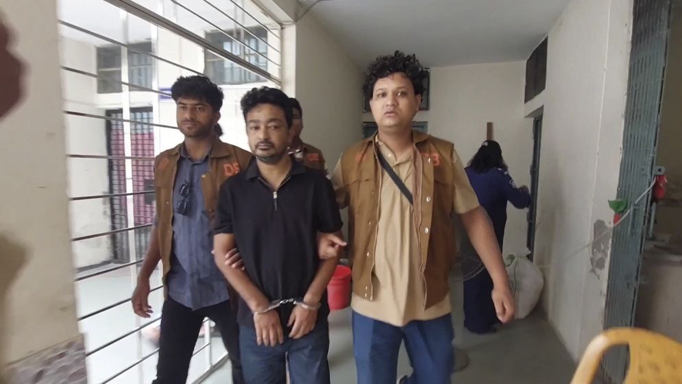 মুন্সিগঞ্জে অগ্রণী ব্যাংক থেকে কোটি টাকা আত্মসাৎয়ের ঘটনায় অভিযুক্ত কর্মকর্তা গ্রেফতার