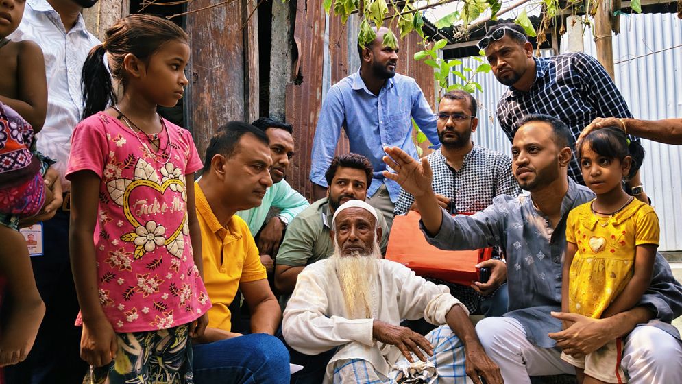 এক মাসের ব্যবধানে বাবা-মাকে হারানো এতিম ৫ কন্যার পাশে প্রধানমন্ত্রী