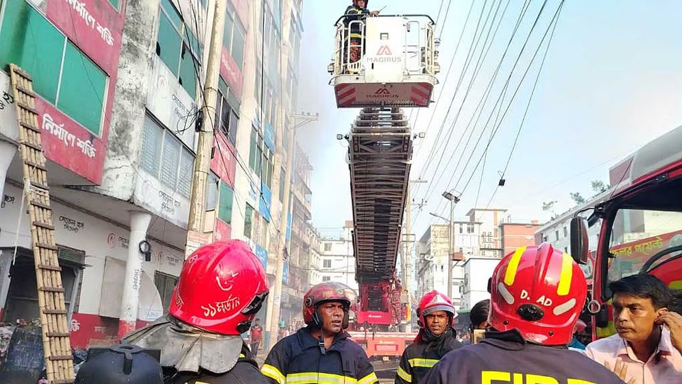 গাজীপুরে পোশাক কারখানায় আগুন, নিয়ন্ত্রণে ৯ ইউনিট