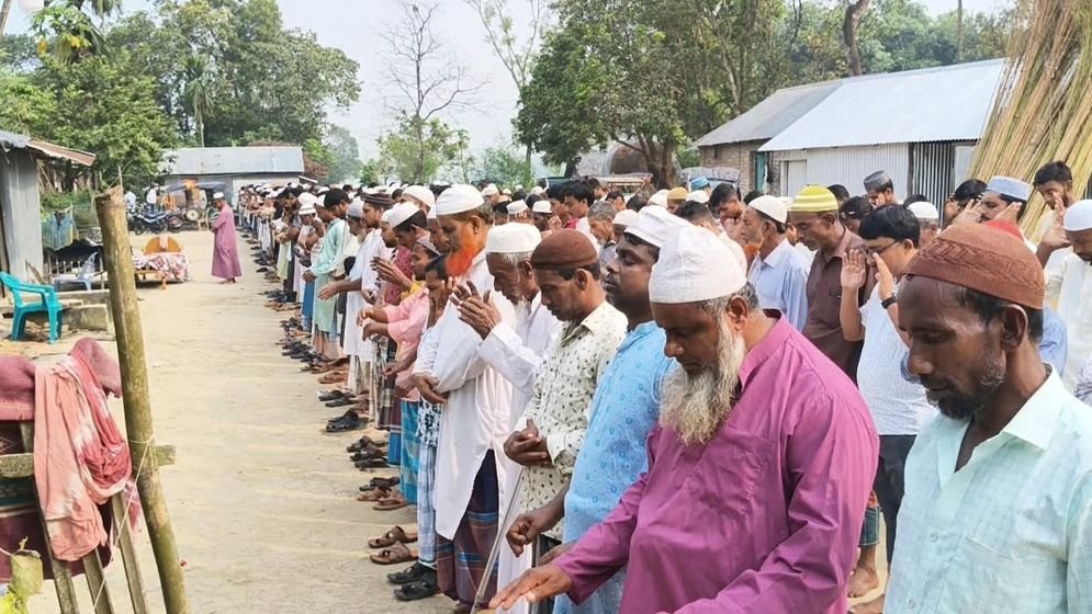 ময়মনসিংহে সড়ক দুর্ঘটনা: জামালপুরে ৭ জনের দাফন সম্পন্ন