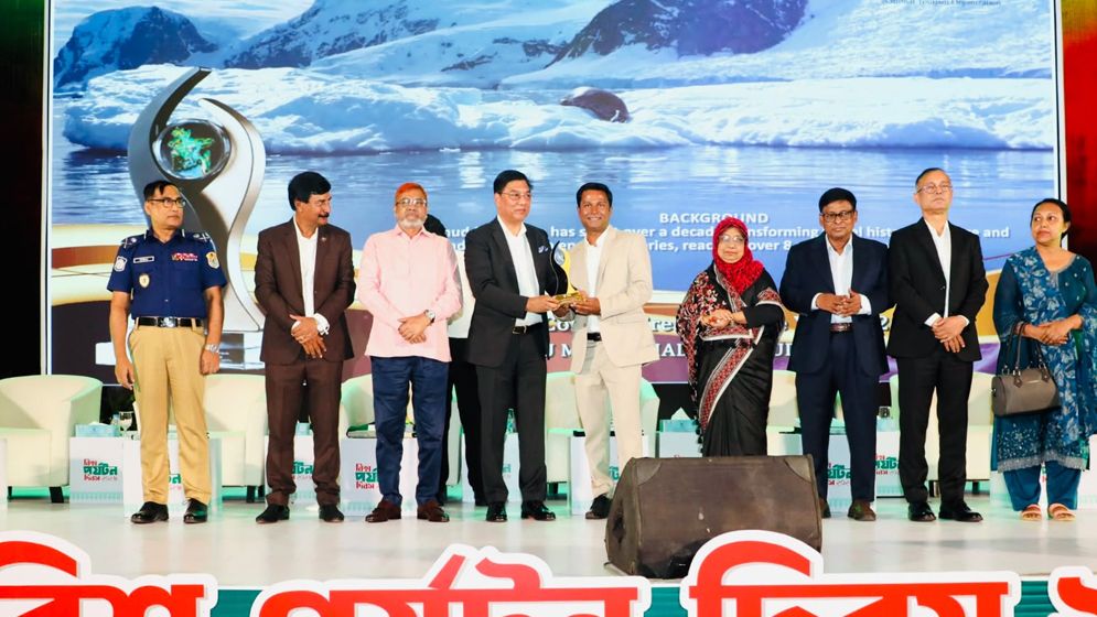 বর্ষসেরা ট্যুরিজম কনটেন্ট ক্রিয়েটর পুরস্কার পেলেন সালাহউদ্দীন সুমন
