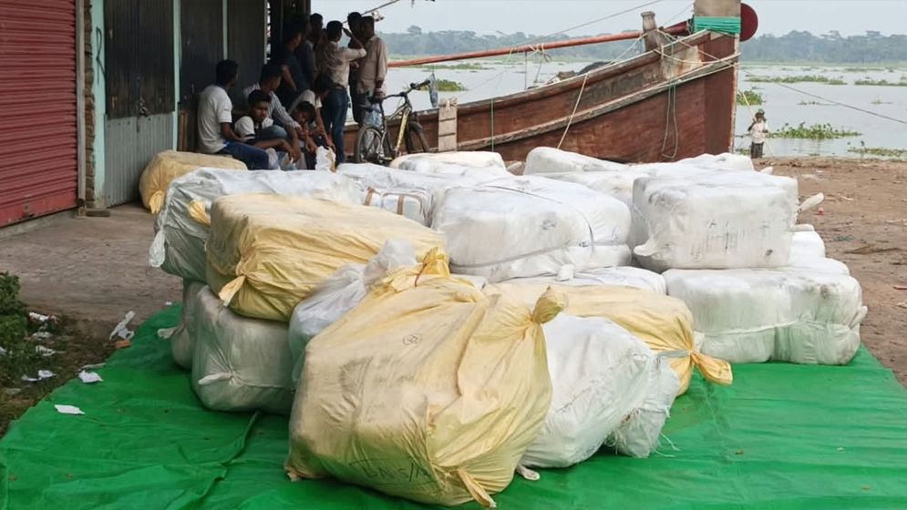 পিরোজপুরে কোষ্টগার্ডের অভিযানে বিপুল পরিমাণ ভারতীয় কাপড়বাহী ট্রলার জব্দ