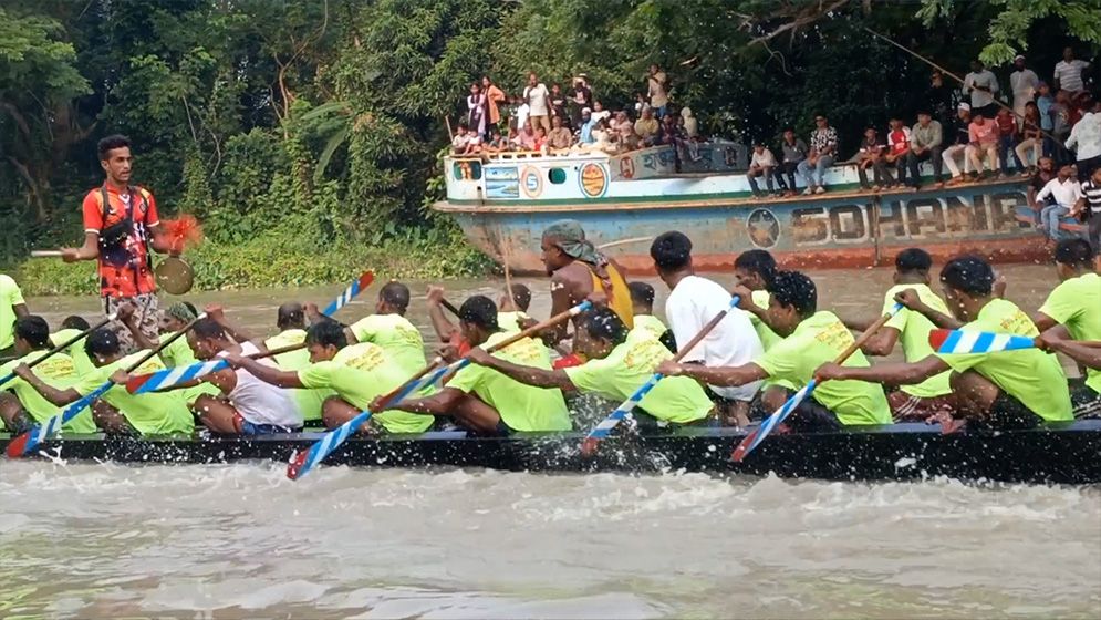 ফরিদপুর-মাদারীপুর নদে ঐতিহ্যবাহী নৌকাবাইচ, দর্শনার্থীদের ঢল