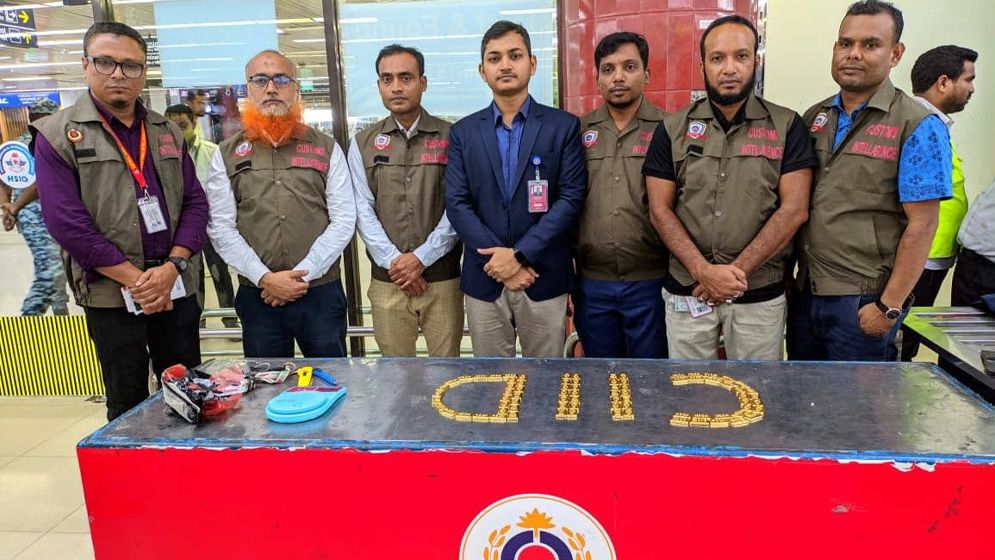 শাহজালালে দুই বিমানকর্মীর জুতা থেকে ১৬ কোটি টাকার স্বর্ণ উদ্ধার