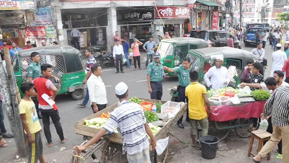 চট্টগ্রামের নিউমার্কেটে সিডিএর হকার উচ্ছেদ অভিযান