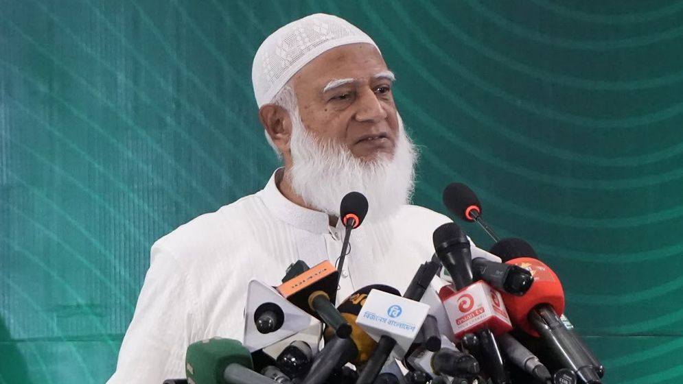 অন্যায়ের বিরুদ্ধে প্রতিবাদ করে আখতারুজ্জামান বীরত্বের প্রমাণ দিয়েছেন