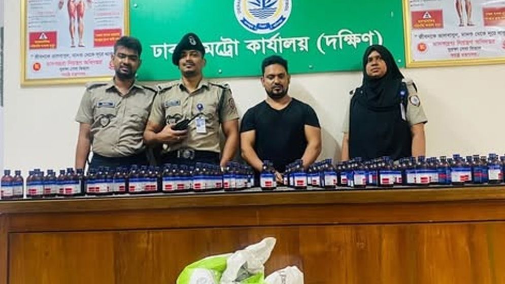 চালের বস্তায় লুকিয়ে ১৩২ বোতল ফেনসিডিল পরিবহন, গ্রেফতার ১