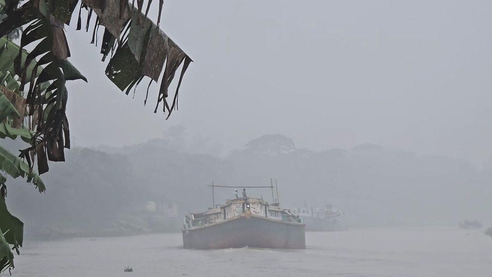 মুন্সিগঞ্জে শরতের সকালে কুয়াশা, শীতের আগমনী বার্তা