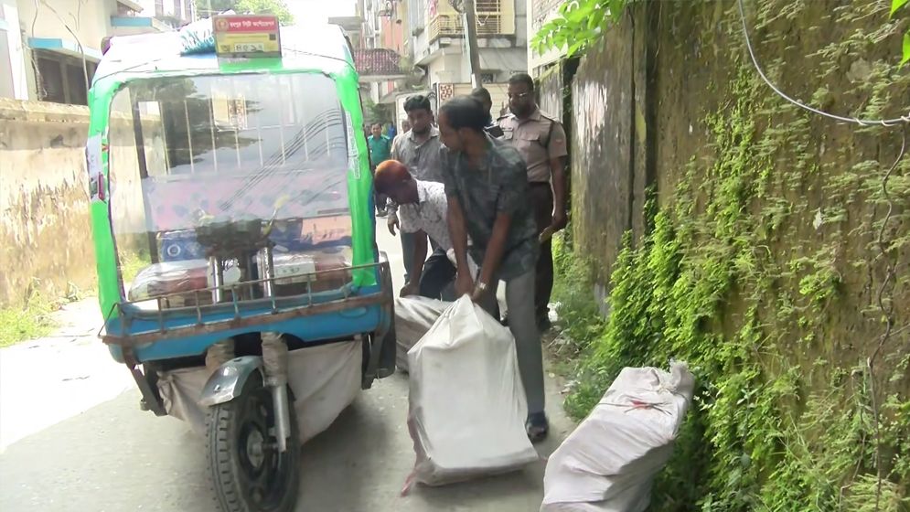 রংপুরে শিক্ষা অফিস থেকে ৪ বস্তা ফাইল পাচারের সময় এলাকাবাসীর হাতে আটক