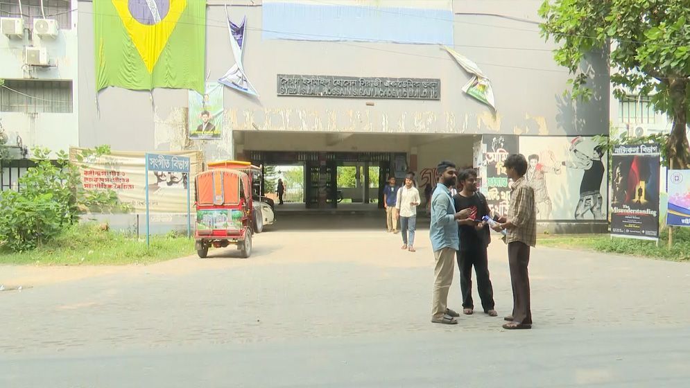 রাবিতে সাংবাদিকদের ওপর হামলা: হল প্রভোস্ট প্রত্যাহার, ৭২ ঘণ্টায় তদন্ত প্রতিবেদন